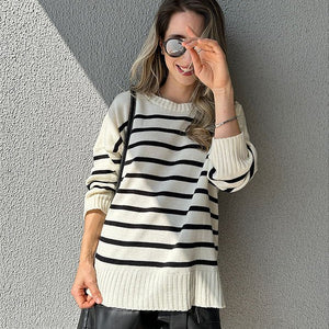 Blusa tricot oversized branca com listras pretas Lobélia