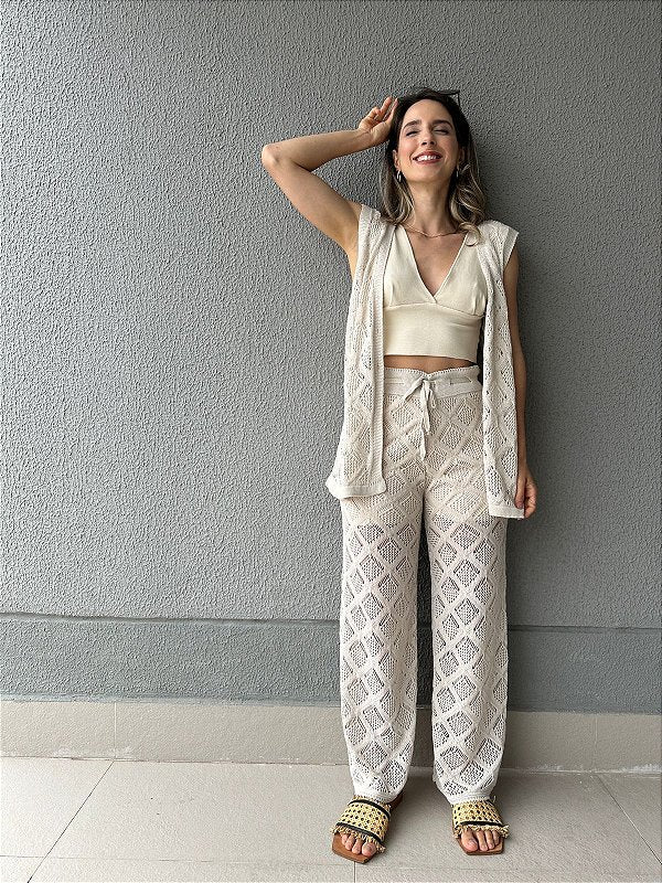 Conjunto de tricot com calça e colete com botoes cru Coqueiro