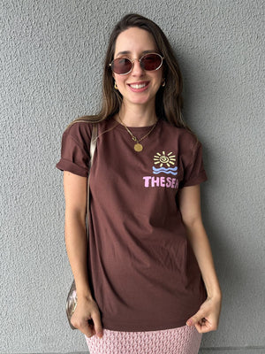 T-shirt 100% Algodão com Estampa Frente e Costas Marrom Cajá